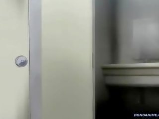 Ein liebhaber erkunden schläge schwanz bei die öffentlich toilette